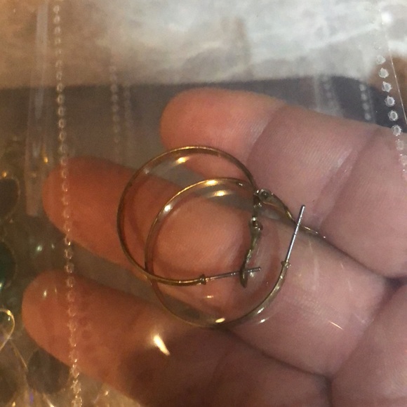 45 pair of earrings with a travel seperator booklet included - Picture 15 of 17